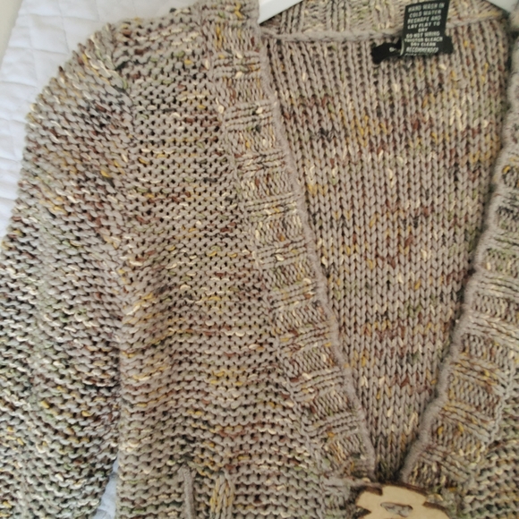 BCBGMaxAzria melange Khaki sweater cardigan small size with wooden button - Picture 4 of 5